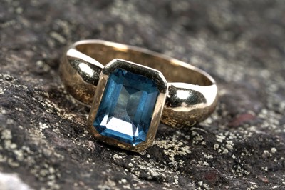 Lot 530 - A contemporary "Swiss" blue topaz ring