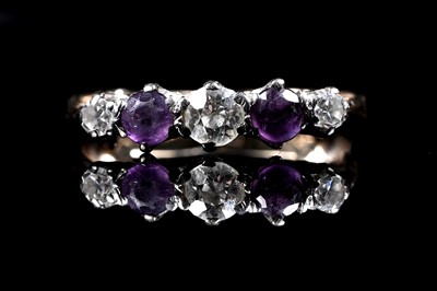 Lot 313 - An amethyst and diamond ring