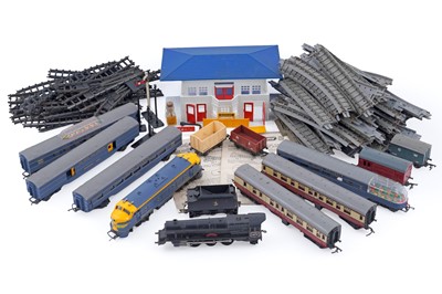 Lot 518 - A collection of loose 00-gauge model railway