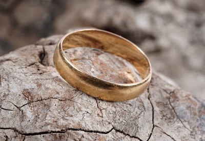 Lot 243 - A 22ct gold wedding band