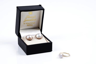 Lot 244 - A cultured rose pearl ring; and a pair of cultured Mabe pearl earrings