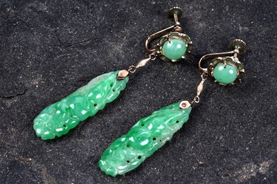 Lot 322 - A pair of early 20th Century jade pendant earrings