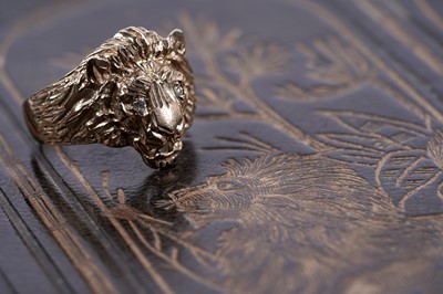 Lot 264 - A 9ct gold lion's head statement ring