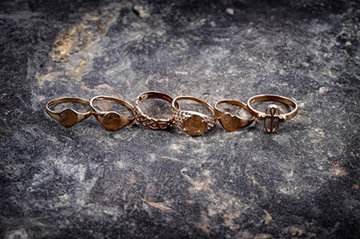 Lot 271 - Six 9ct gold signet and other rings