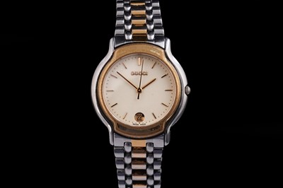 Lot 419 - A lady's Gucci stainless steel wristwatch