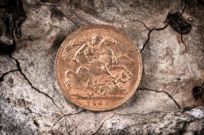 Lot 443 - An Edward VII 1904 gold sovereign