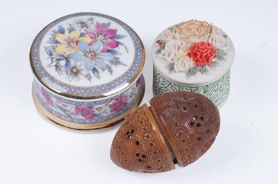 Lot 280 - A large collection of sewing related items