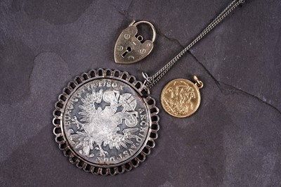 Lot 332 - A 9ct yellow gold heart shaped bracelet clasp; and other items