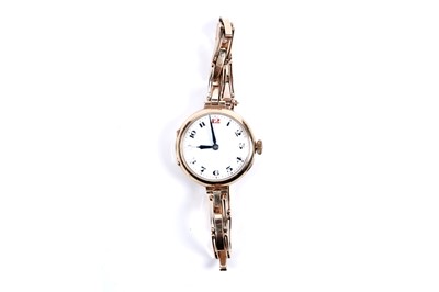 Lot 399 - An early 20th Century lady's 15ct gold wristwatch