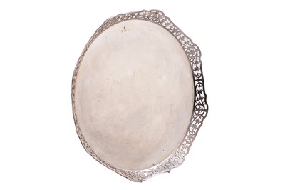 Lot 552 - An Edwardian silver tray