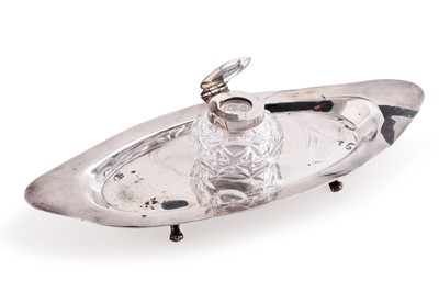Lot 562 - An Edwardian silver ink standish