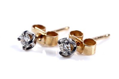 Lot 130 - A pair of diamond stud earrings