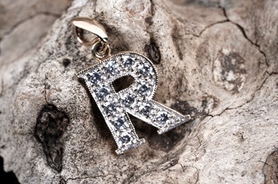 Lot 131 - A cubic zirconia and 9ct gold initial "R" pendant