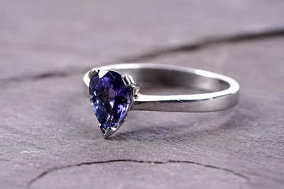 Lot 134 - A contemporary tanzanite ring