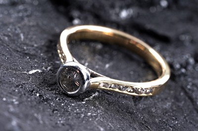 Lot 137 - A single stone diamond ring