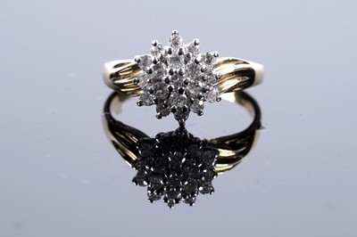 Lot 140 - A contemporary diamond cluster ring