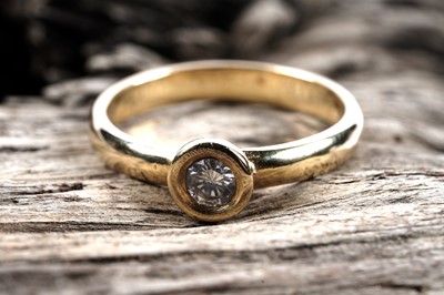 Lot 147 - A contemporary diamond single stone ring