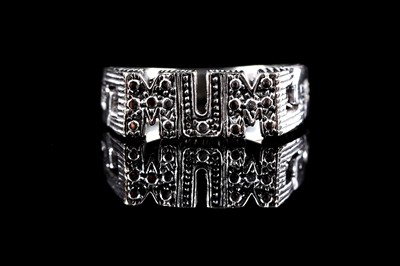 Lot 148 - A 9ct white gold "Mum" signet ring