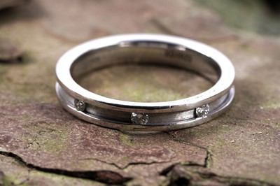 Lot 149 - A contemporary diamond set band