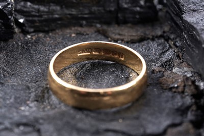 Lot 381 - A 1960's 22ct gold wedding band