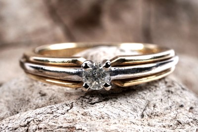 Lot 152 - A modern diamond single stone ring