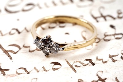 Lot 153 - A contemporary diamond ring