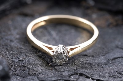 Lot 156 - A contemporary single stone diamond ring