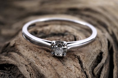 Lot 157 - A single stone diamond ring