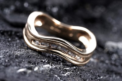 Lot 158 - A diamond eternity ring of serpentine pattern