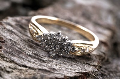 Lot 560 - A modern diamond dress ring