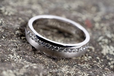 Lot 162 - A modern diamond wedding band