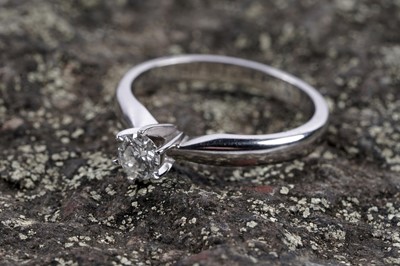 Lot 164 - A contemporary single stone diamond ring