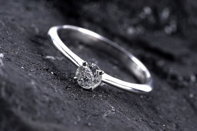 Lot 168 - A contemporary single stone diamond ring
