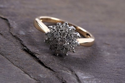 Lot 169 - A diamond cluster ring