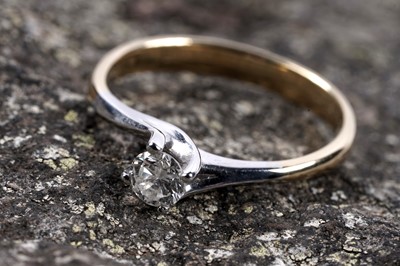 Lot 171 - A contemporary single stone diamond ring
