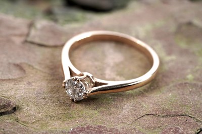 Lot 174 - A single stone diamond ring