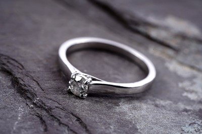 Lot 175 - A contemporary single stone diamond ring