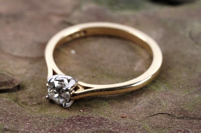 Lot 177 - A single stone diamond ring