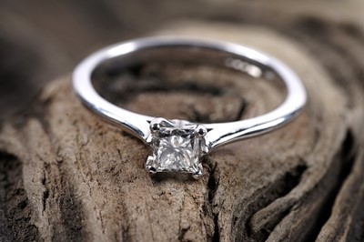 Lot 178 - A single stone diamond ring