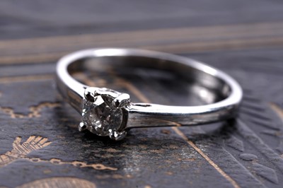 Lot 181 - A single stone diamond ring