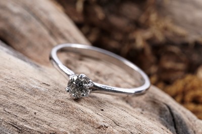 Lot 183 - A single stone diamond ring
