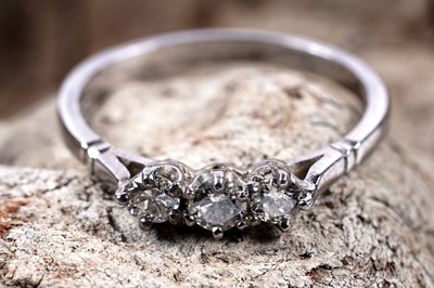 Lot 184 - A three-stone diamond ring
