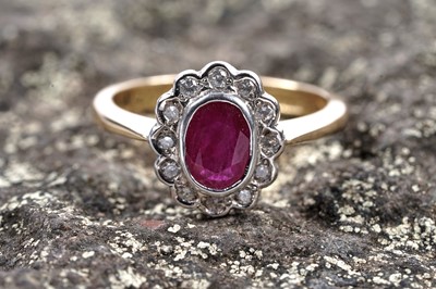 Lot 185 - A ruby and diamond ring