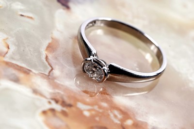 Lot 186 - A contemporary single stone diamond ring
