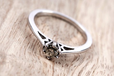 Lot 191 - A single stone diamond ring