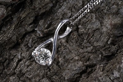 Lot 192 - A contemporary solitaire diamond pendant necklace