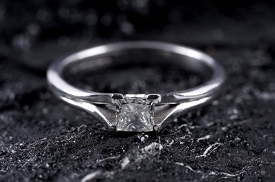 Lot 193 - A single stone diamond ring