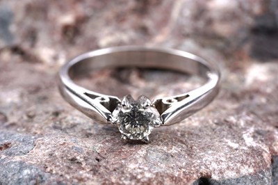 Lot 194 - A single stone diamond ring