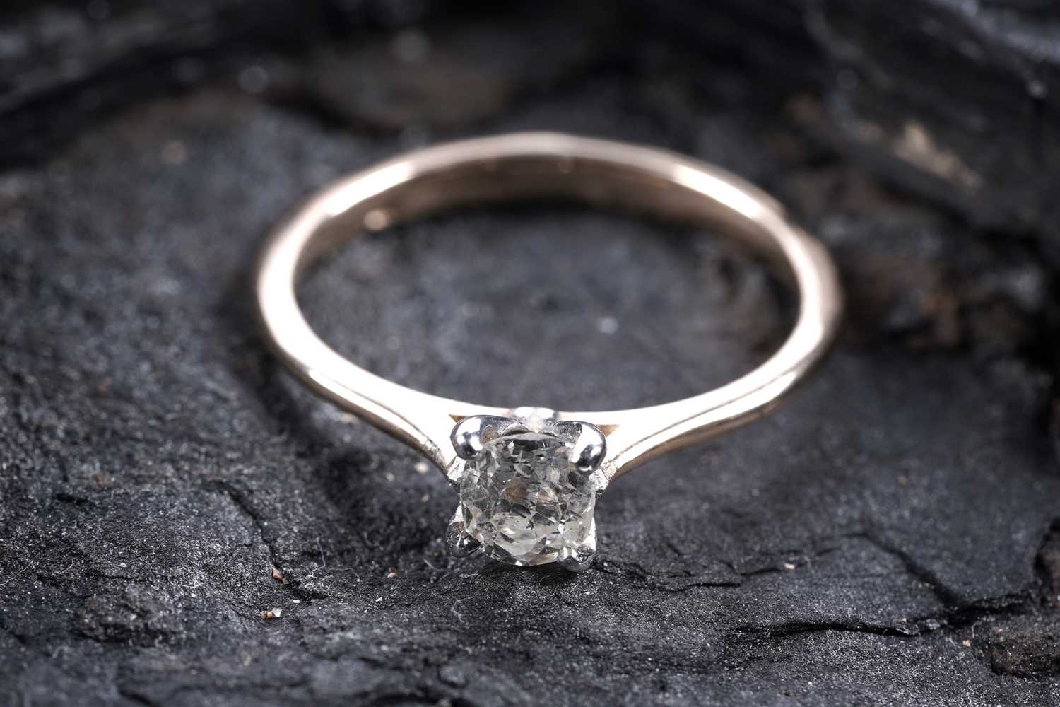 Lot 548 - A single stone diamond ring