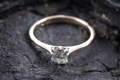 Lot 195 - A single stone diamond ring